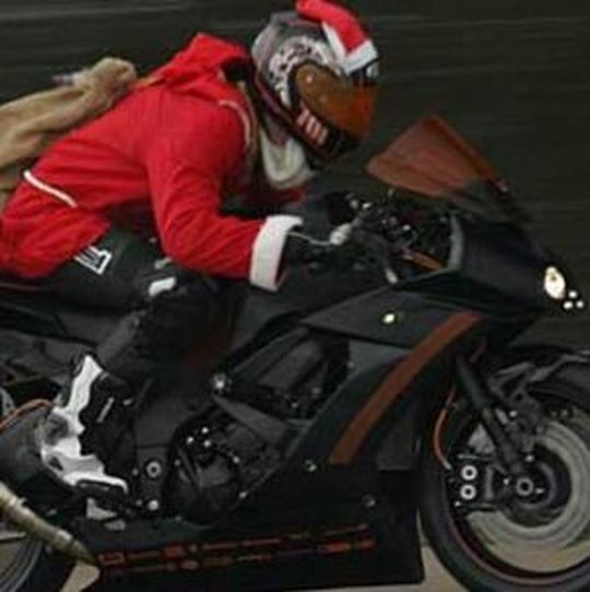Bike statt Rentier: Der schnellste Weihnachtsmann der Welt ist auf Asphaltfighters Stormbringer unterwegs. In Szene gesetzt von Warm Up Zweiradtechnik in Aalen, Top Ten-Preisträger beim diesjährigen »bike und business«-Award „Motorradhändler des Jahres“. Bike statt Rentier: Der schnellste Weihnachtsmann der Welt ist auf Asphaltfighters Stormbringer unterwegs. In Szene gesetzt von Warm Up Zweiradtechnik in Aalen, Top Ten-Preisträger beim diesjährigen »bike und business«-Award „Motorradhändler des Jahres“.