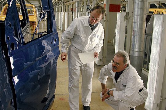 Zwei BASF-Mitarbeiter beim Qualitätscheck an der Lackierstraße.
