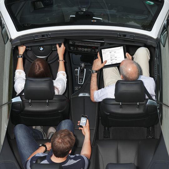 Mit dem Car Hotspot LTE können bis zu acht mobile Endgeräte gleichzeitig ins Hochgeschwindigkeits-Internet Mit dem Car Hotspot LTE können bis zu acht mobile Endgeräte gleichzeitig ins Hochgeschwindigkeits-Internet