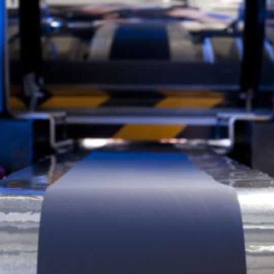 Beschichtung mit Elektrodenmaterial: Das Ineinandergreifen vieler Produktionsschritte bestimmt Eigenschaften und Kosten der fertigen Batterie Beschichtung mit Elektrodenmaterial: Das Ineinandergreifen vieler Produktionsschritte bestimmt Eigenschaften und Kosten der fertigen Batterie