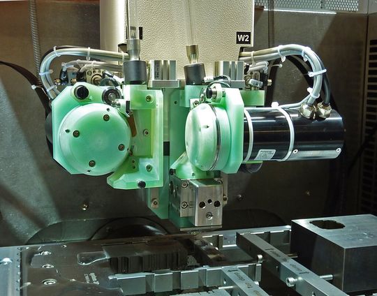 Le nouvel échangeur automatique de fil développé par AgieCharmilles pour ses machines de découpage par électroérosion CUT 1000, 2000 et 3000. Le nouvel échangeur automatique de fil développé par AgieCharmilles pour ses machines de découpage par électroérosion CUT 1000, 2000 et 3000.