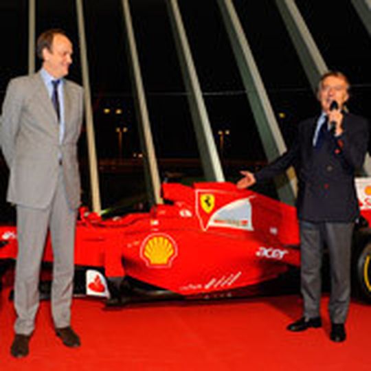 Frank Ulrich (li.) erhielt von Ferrari-Präsident Luca di Montezemolo einen Formel-1-Austellungsboliden.