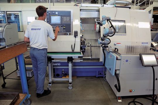 Die Bachmann FeedMaster ermöglicht eine enge Zusammenarbeit zwischen Mensch und Maschine. Ein Schutzzaun ist überflüssig. Die Bachmann FeedMaster ermöglicht eine enge Zusammenarbeit zwischen Mensch und Maschine. Ein Schutzzaun ist überflüssig.