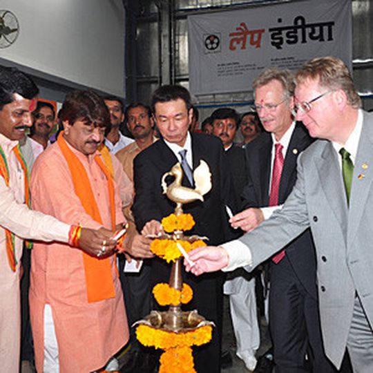 Bei der traditionellen Pooja-Feier zur Einweihung des Lapp-Werks (v.l.): Dipesh Singh Chauhan, Vorsitzender der lokalen regierenden Partei, Shri Kailash Vijayvargiya, Minister für Commerce, Industrie und Arbeit des Staates Madhya Pradesh, sowie Richard Lee, Geschäftsführer der Lapp Asia Holding, sowie Siegbert Lapp und Andreas Lapp, Vorstände der Lapp Holding.