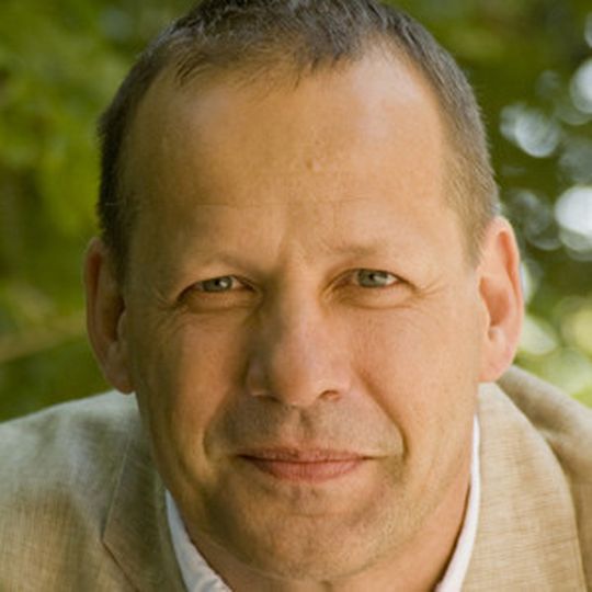 "Es ist notwendig, Regeln zu definieren und konsequent durchzusetzen. Gerade deshalb ist es auch wichtig, diese Regeln immer wieder kritisch zu hinterfragen und gegebenenfalls zu ändern". Peter Siwon ist Trainer und Coach mit dem Schwerpunkt "die menschliche Seite des Projekterfolgs". Kontakt: www.die-menschliche-seite.de. "Es ist notwendig, Regeln zu definieren und konsequent durchzusetzen. Gerade deshalb ist es auch wichtig, diese Regeln immer wieder kritisch zu hinterfragen und gegebenenfalls zu ändern". Peter Siwon ist Trainer und Coach mit dem Schwerpunkt "die menschliche Seite des Projekterfolgs". Kontakt: www.die-menschliche-seite.de.