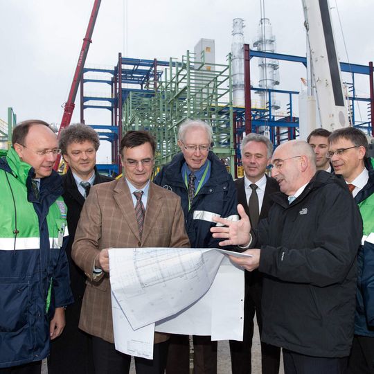 Anlässlich des Genehmigungsbescheids zum Bau und Betrieb der neuen TDI-Hightech-Anlage statteten die Vorstandsmitglieder von Bayer Material Science, Joachim Wolff (vorn links) und Tony Van Osselaer (vorn rechts) dem TDI-Team einen Besuch ab. Mit dabei (von links): Klaus Jaeger (NRW-Chef), Dieter Kuhne (Leiter TDI-Produktion Dormagen), Helmut Schmidt (Bayer Technology Services), Steffen Kühling (Leiter Bereich Produktion und Technologie im Geschäftsbereich Polyurethane), Carsten Hellmann (Programm-Manager), Christian Wissel (Bayer Technology Services) [und Rainer Bruns (Betriebsleiter neue TDI-Anlage), siehe nächstes Bild].