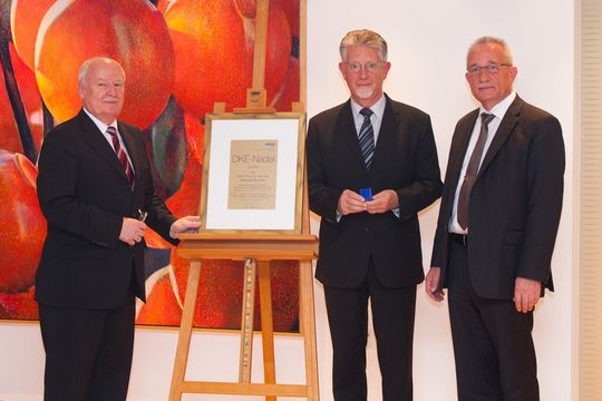 Wolfgang Hofheinz, Vorsitzender der VDE|DKE, Prof. Dr. Hartwig Steusloff, Dr.-Ing. Bernhard Thies, Sprecher der VDE|DKE-Geschäftsführung. (vlnr) Wolfgang Hofheinz, Vorsitzender der VDE|DKE, Prof. Dr. Hartwig Steusloff, Dr.-Ing. Bernhard Thies, Sprecher der VDE|DKE-Geschäftsführung. (vlnr)