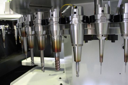 Die modernen Bearbeitungszentren bei Langer wie beispielsweise die Hermle C42U sind mit Werkzeugen bestückt, die vorwiegend in Haimer Power Shrink Chucks und Power Mini Shrink Chucks (die schlanken Futter rechts) gespannt sind. Die modernen Bearbeitungszentren bei Langer wie beispielsweise die Hermle C42U sind mit Werkzeugen bestückt, die vorwiegend in Haimer Power Shrink Chucks und Power Mini Shrink Chucks (die schlanken Futter rechts) gespannt sind.