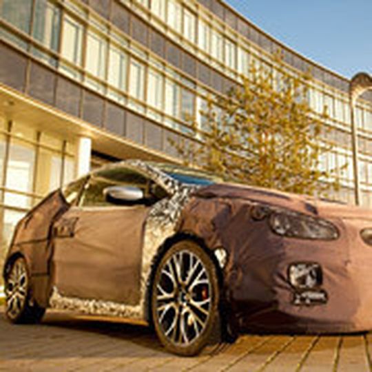 Noch getarnt: Der Kia Pro-Ceed GT kommt in der zweiten Jahreshälfte auf den Markt. Noch getarnt: Der Kia Pro-Ceed GT kommt in der zweiten Jahreshälfte auf den Markt.