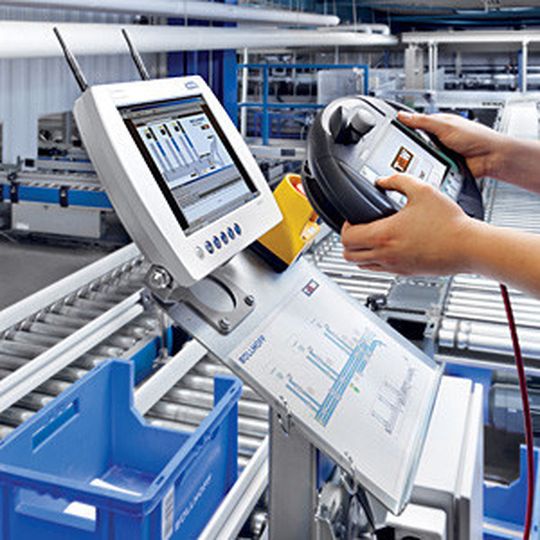 Die TGW-Steuerung Commander regelt die Abläufe im Logistikzentrum des Verbindungstechnik-Herstellers Böllhoff. Die TGW-Steuerung Commander regelt die Abläufe im Logistikzentrum des Verbindungstechnik-Herstellers Böllhoff.