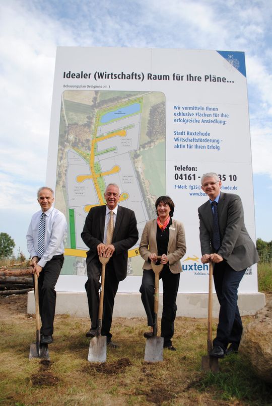 Michael Lemke (Vorsitzender des Wirtschaftsausschusses), Bürgermeister Jürgen Badur, Wirtschaftsförderin Kerstin Maack und Stadtbaurat Michael Nyveld beim Spatenstich ( (v.l.n.r.) Michael Lemke (Vorsitzender des Wirtschaftsausschusses), Bürgermeister Jürgen Badur, Wirtschaftsförderin Kerstin Maack und Stadtbaurat Michael Nyveld beim Spatenstich ( (v.l.n.r.)