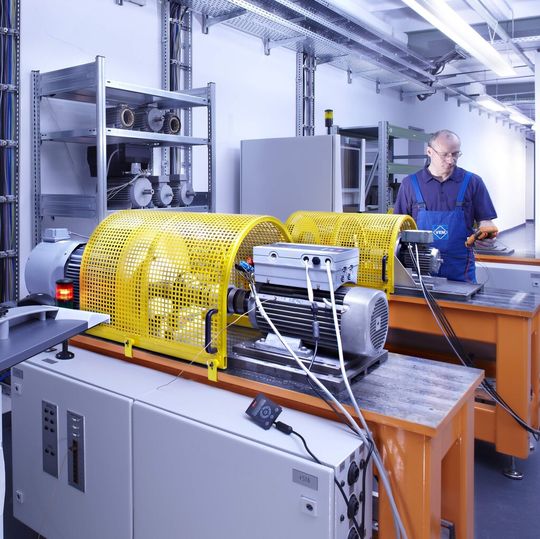 Steffen Lenk beim Prüfen der Rotortemperatur eines Ex-Motors. Das Foto zeigt zwei der fünf Messschränke im neuen Prüffeld von VEM Motors Thurm, die mit jeweils zwei Prüfständen ansteuerbar sind. Während jeweils ein Motor gemessen wird, kann der zweite Stand aufgebaut und angeschlossen werden.