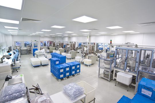 In Reinräumen Klasse 8 befindet sich die vollautomatische und manuelle Montage sowie die Verpackung der Teile und Baugruppen, die das Unternehmen für Kunden in der Medi-zin- und Pharmaindustrie produziert. In Reinräumen Klasse 8 befindet sich die vollautomatische und manuelle Montage sowie die Verpackung der Teile und Baugruppen, die das Unternehmen für Kunden in der Medi-zin- und Pharmaindustrie produziert.