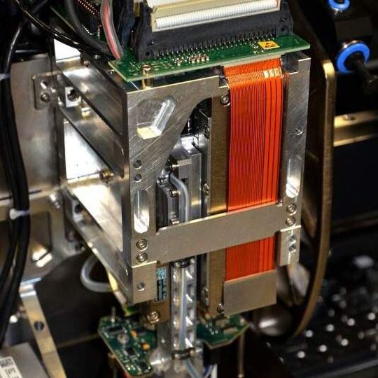 Der neue SIPLACE Very High Force-Kopf bestückt Bauteile bis zu 30 mm Höhe und 200 mm Länge mit einer Aufsetzkraft von bis zu 70 Newton. Der neue SIPLACE Very High Force-Kopf bestückt Bauteile bis zu 30 mm Höhe und 200 mm Länge mit einer Aufsetzkraft von bis zu 70 Newton.