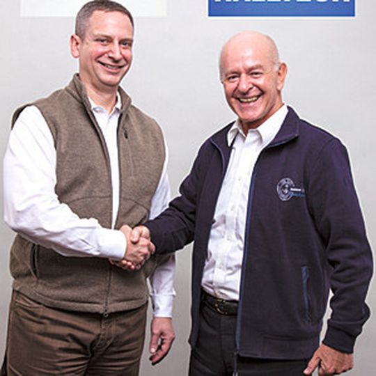 Anthony Cavalco von A&A Manufacturing (links) mit Halltech-Gründer Wilfried Hallenberger.