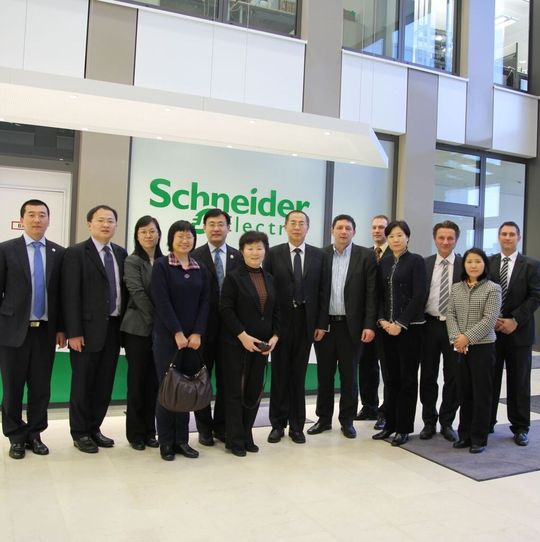 Am 10. Januar 2013 erhielt Schneider Electric am Standort Marktheidenfeld Besuch von einer chinesische Delegation hochrangiger Beamter des Ministeriums für Industrie und Technologie (MIIT - Ministry for Industry and Technology).