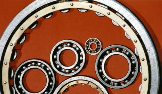 Wälzlager sind teilweise sehr hohen Umdrehungszahlen sowie wechselnden Leistungs- und Umgebungsbedingungen ausgesetzt. Sie müssen daher höchst präzise gearbeitet werden, um nicht zu schnell zu verschleißen oder gar die ganze Anlage zu beschädigen.