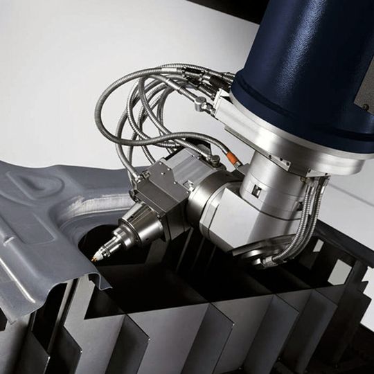 Die 3D-Laserbearbeitungsmaschine Trulaser Cell bietet der Ott Metalldrückerei Flexibilität: Umgeformte Teile können im Haus weiterverarbeitet werden. Die 3D-Laserbearbeitungsmaschine Trulaser Cell bietet der Ott Metalldrückerei Flexibilität: Umgeformte Teile können im Haus weiterverarbeitet werden.
