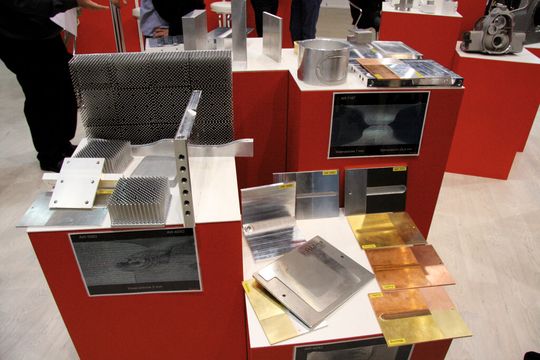 Das Rührreibschweissen stand im Fokus: zusammengeschweisste Kühlelemente (l.) und Beispiele von Mischverbindungen (r.). Das Rührreibschweissen stand im Fokus: zusammengeschweisste Kühlelemente (l.) und Beispiele von Mischverbindungen (r.).