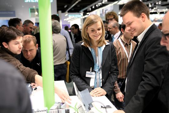 Die Aussteller der SPS IPC Drives 2012 konnten sich über gut besuchte Messestände und interessante Fachgespräche freuen. Die Aussteller der SPS IPC Drives 2012 konnten sich über gut besuchte Messestände und interessante Fachgespräche freuen.