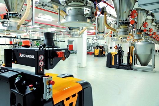 Der APM (Auto Pallett Mover) ist ein Fahrerloses-Transport-System (FTS) welches sich einfach und unkompliziert in die vorhande Infrastruktur integrieren lässt. Der APM (Auto Pallett Mover) ist ein Fahrerloses-Transport-System (FTS) welches sich einfach und unkompliziert in die vorhande Infrastruktur integrieren lässt.