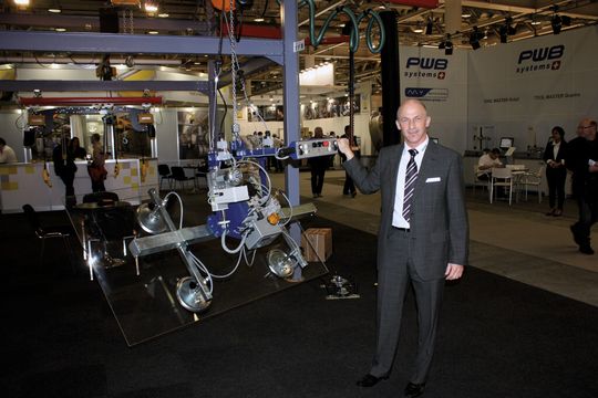 Markus Wermelinger, Leiter Verkauf Schweiz, führt an der Prodex die Vakuum-Hebetechnik vor. Mit ihr gelingt ein müheloses und schonendes Handling von zahlreichen Gütern. Markus Wermelinger, Leiter Verkauf Schweiz, führt an der Prodex die Vakuum-Hebetechnik vor. Mit ihr gelingt ein müheloses und schonendes Handling von zahlreichen Gütern.