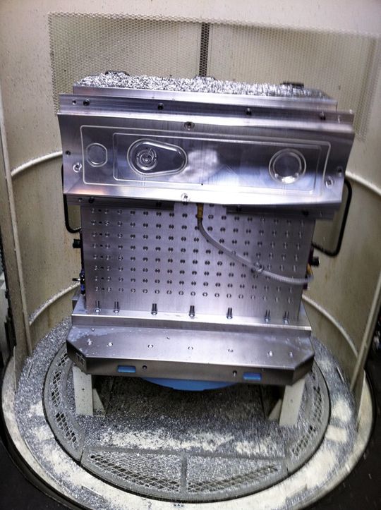 Das MivaClamp Vakuumspannsystem während des Einsatzes auf einem Bearbeitungscenter. Das MivaClamp Vakuumspannsystem während des Einsatzes auf einem Bearbeitungscenter.