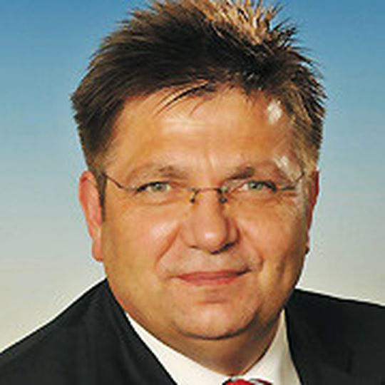 Uwe Gehrmann, Prokurist des VW-Autohauses Wicke, kämpft mit steigenden Neuwagenrabatten. Für ihn ist insbesondere die Entwicklung des Golf 7 entscheidend. Uwe Gehrmann, Prokurist des VW-Autohauses Wicke, kämpft mit steigenden Neuwagenrabatten. Für ihn ist insbesondere die Entwicklung des Golf 7 entscheidend.