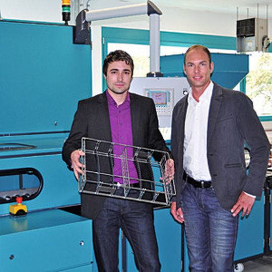 Dipl.-Ing. (FH) Steffen Walter (links), Geschäftsfeldleiter Entwicklung & Baugruppen bei Kleiner Stanztechnik, zeigt Thomas Schwarz (rechts), Fachberater bei Pero, den Warenträger, in dem alle fünf verschiedene Blechteile zur Herstellung eines elektrischen Leistungsmoduls gereinigt werden. Dipl.-Ing. (FH) Steffen Walter (links), Geschäftsfeldleiter Entwicklung & Baugruppen bei Kleiner Stanztechnik, zeigt Thomas Schwarz (rechts), Fachberater bei Pero, den Warenträger, in dem alle fünf verschiedene Blechteile zur Herstellung eines elektrischen Leistungsmoduls gereinigt werden.