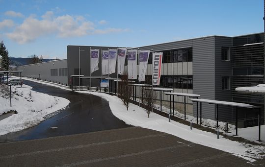Pünktlich zum Jahresende 2012 hat Chiron am Stammsitz in Tuttlingen das neue Turnkey-Zentrum fertiggestellt. Pünktlich zum Jahresende 2012 hat Chiron am Stammsitz in Tuttlingen das neue Turnkey-Zentrum fertiggestellt.