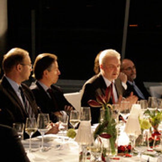Das Autohaus Hülpert konnte namhafte Persönlichkeiten aus Politik, Wirtschaft und Verwaltung zu einer Diskussionsrunde begrüßen. Das Autohaus Hülpert konnte namhafte Persönlichkeiten aus Politik, Wirtschaft und Verwaltung zu einer Diskussionsrunde begrüßen.