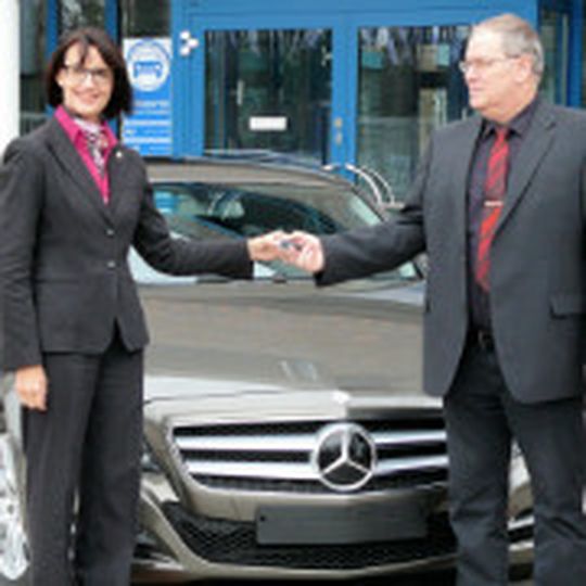 Neues Auto für das Bildungszentrum: Astrid Stolze, Leiterin der Mercedes-Benz-Niederlassung Magdeburg, überreicht BTZ-Leiter Uwe Rokosch die Schlüssel.