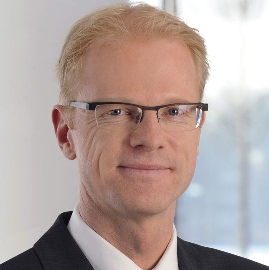 Peter Schäfer, Infineon: Einfachen Industrieanwendungen den Umstieg von 8 auf 32 Bit erleichtern - mit den Mikrocontrollern der XMC1000-Reihe Peter Schäfer, Infineon: Einfachen Industrieanwendungen den Umstieg von 8 auf 32 Bit erleichtern - mit den Mikrocontrollern der XMC1000-Reihe