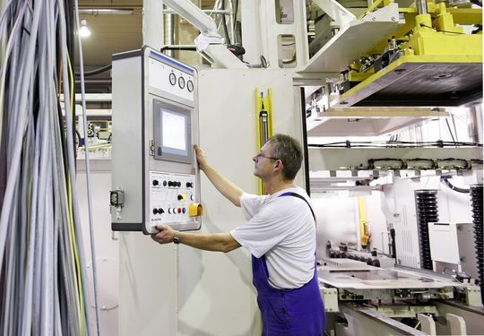 Um das Bediengehäuse an der Kernschießmaschine zu befestigen, setzt Maschinenbauer Laempe & Mössner das Tragarmsystem CP 120 von Rittal ein. Um das Bediengehäuse an der Kernschießmaschine zu befestigen, setzt Maschinenbauer Laempe & Mössner das Tragarmsystem CP 120 von Rittal ein.