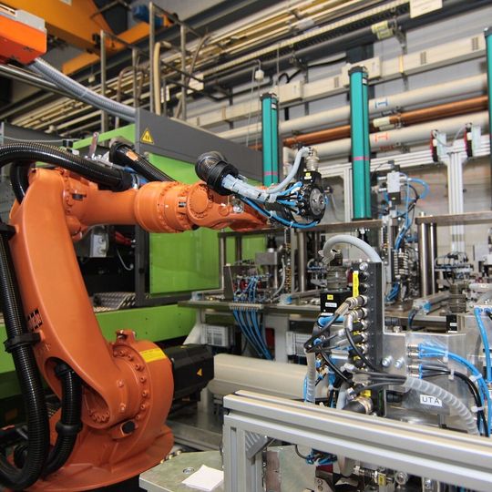 Fertigungsanlage für ein Elektronikgehäuse mit umspritzten Steckerkontakten. Fertigungsanlage für ein Elektronikgehäuse mit umspritzten Steckerkontakten.