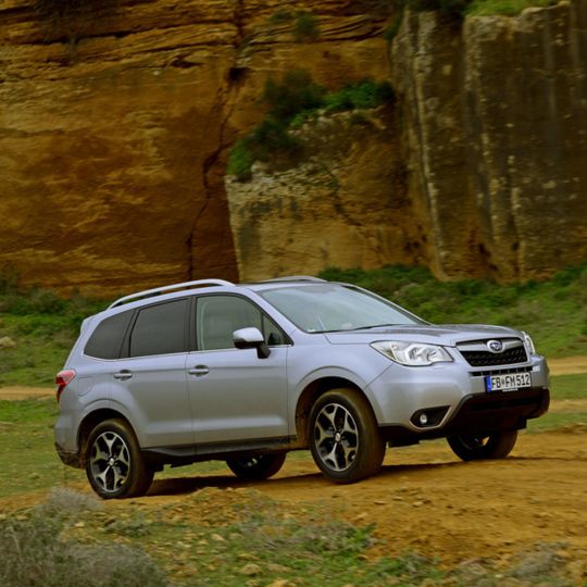 Auch beim neue Forester hat Subaru das Markenzeichen des Modells bewahrt: Für den Vortrieb sorgen Boxermotoren in Kombination mit permanentem Allrad. Die vierte Generation ist allerdings in Länge, Breite und Höhe moderat gewachsen. Auch beim neue Forester hat Subaru das Markenzeichen des Modells bewahrt: Für den Vortrieb sorgen Boxermotoren in Kombination mit permanentem Allrad. Die vierte Generation ist allerdings in Länge, Breite und Höhe moderat gewachsen.