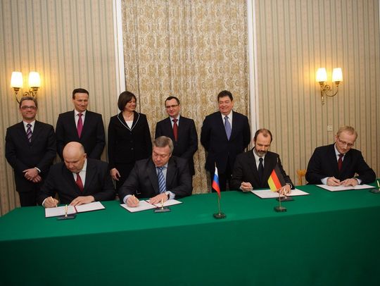 Von links (stehend): Thomas Müller, President Region Europa bei Evonik, Patrik Wohlhauser, Mitglied des Vorstandes bei Evonik, Ilse Aigner, Bundesministerin für Ernährung, Landwirtschaft und Verbraucherschutz, Nikolai Fedorov, russischer Minister für Landwirtschaft,Vadim Varshavsky, Vorstand der Varshavsky-Gruppe. Am Schreibtisch von links: Vladimir Kudryashov, Geschäftsführer des OOO Donbiotech Joint venture, Vasily Golubev, Gouverneur der Region Rostov,Dr. Walter Pfefferle, Leiter des Geschäftsgebiets Bioproducts bei Evonik, Dr. Reiner Beste, Leiter der Geschäftsbereichs Health & Nutrition bei Evonik. Von links (stehend): Thomas Müller, President Region Europa bei Evonik, Patrik Wohlhauser, Mitglied des Vorstandes bei Evonik, Ilse Aigner, Bundesministerin für Ernährung, Landwirtschaft und Verbraucherschutz, Nikolai Fedorov, russischer Minister für Landwirtschaft,Vadim Varshavsky, Vorstand der Varshavsky-Gruppe. Am Schreibtisch von links: Vladimir Kudryashov, Geschäftsführer des OOO Donbiotech Joint venture, Vasily Golubev, Gouverneur der Region Rostov,Dr. Walter Pfefferle, Leiter des Geschäftsgebiets Bioproducts bei Evonik, Dr. Reiner Beste, Leiter der Geschäftsbereichs Health & Nutrition bei Evonik.