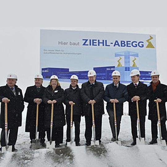 Spatenstich für das neue Elektromotorenwerk von Ziehl-Abegg, von links: Arnulf von Eyb (CDU-Landtagsabgeordneter Hohenlohekreis), Helmut M. Jahn (Landrat Hohenlohekreis), Sindia Ziehl (Gesellschafterin Ziehl-Abegg), Dennis Ziehl (Gesellschafter Ziehl-Abegg), Uwe Ziehl (Gesellschafter und Aufsichtsratsvorsitzender Ziehl-Abegg), Dr. Nils Schmid (Finanz- und Wirtschaftsminister Baden-Württemberg), Peter Fenkl (Vorstandsvorsitzender Ziehl-Abegg), Markus Knobel (Vorsitzender Zweckverband Gewerbepark Hohenlohe und Bürgermeister der Stadt Waldenburg). Spatenstich für das neue Elektromotorenwerk von Ziehl-Abegg, von links: Arnulf von Eyb (CDU-Landtagsabgeordneter Hohenlohekreis), Helmut M. Jahn (Landrat Hohenlohekreis), Sindia Ziehl (Gesellschafterin Ziehl-Abegg), Dennis Ziehl (Gesellschafter Ziehl-Abegg), Uwe Ziehl (Gesellschafter und Aufsichtsratsvorsitzender Ziehl-Abegg), Dr. Nils Schmid (Finanz- und Wirtschaftsminister Baden-Württemberg), Peter Fenkl (Vorstandsvorsitzender Ziehl-Abegg), Markus Knobel (Vorsitzender Zweckverband Gewerbepark Hohenlohe und Bürgermeister der Stadt Waldenburg).