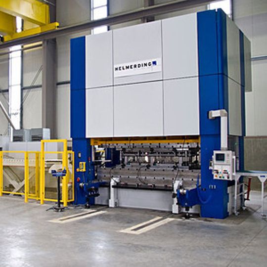 Bei Helmerding in Bad Oeynhausen arbeiten etwa 120 Mitarbeiter an der Entwicklung,Fertigung und Montage von Präzisionsstanz- und Umformautomaten sowie Pressenzubehör. Bei Helmerding in Bad Oeynhausen arbeiten etwa 120 Mitarbeiter an der Entwicklung,Fertigung und Montage von Präzisionsstanz- und Umformautomaten sowie Pressenzubehör.