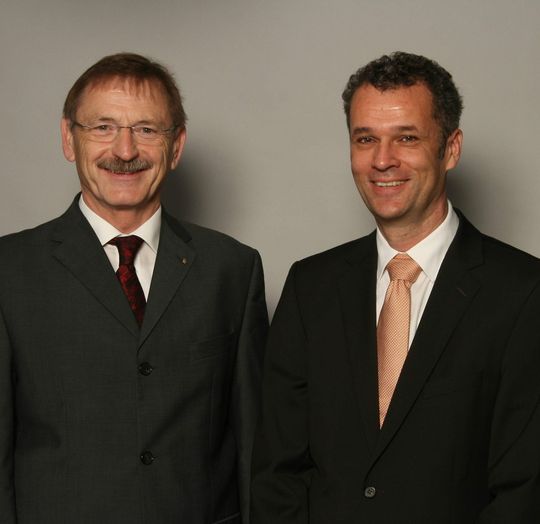 Franz Müller (links) beendete seine berufliche Laufbahn als Geschäftsführer bei der Deutsche Metrohm Prozessanalytik GmbH & Co. KG. Seine Nachfolge trat Michael Feige (rechts) an. Franz Müller (links) beendete seine berufliche Laufbahn als Geschäftsführer bei der Deutsche Metrohm Prozessanalytik GmbH & Co. KG. Seine Nachfolge trat Michael Feige (rechts) an.