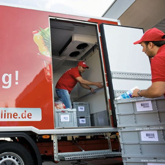 Bei Rewe optimiert der RFID-Einsatz Distributionsprozesse und Liefernetzwerke. Bei Rewe optimiert der RFID-Einsatz Distributionsprozesse und Liefernetzwerke.