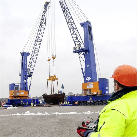 Das mit dem Tandem Lift Assistant gehobene Schleusentor wog 236 t. Das mit dem Tandem Lift Assistant gehobene Schleusentor wog 236 t.
