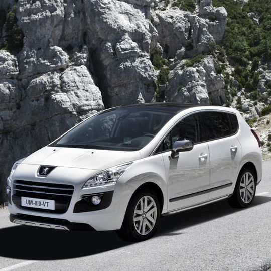 Der Peugeot 3008 HYbrid4 - das weltweit erste Sereinfahrzeug mit Full-Hybrid-Diesel Der Peugeot 3008 HYbrid4 - das weltweit erste Sereinfahrzeug mit Full-Hybrid-Diesel