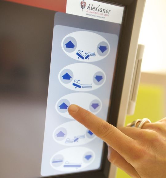 Das Klinikbett der Zukunft ist vernetzt. Im Krefelder Krankenhaus Maria-Hilf lassen sich 76 Betten über Bluetooth an einen Multi-Media-Terminal anschließen. – ,ittels der OpenBus Technologie von Linak. Das Klinikbett der Zukunft ist vernetzt. Im Krefelder Krankenhaus Maria-Hilf lassen sich 76 Betten über Bluetooth an einen Multi-Media-Terminal anschließen. – ,ittels der OpenBus Technologie von Linak.