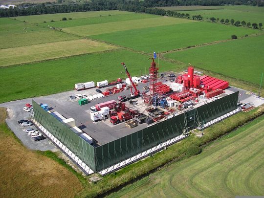 In Leer kombinieren die Experten der BASF-Tochter Wintershall zur Förderung von Tight Gas ähnliche Verfahren wie sie auch bei der Schiefergasförderung eingesetzt werden: die Horizontalbohrtechnik mit dem sogenannten Frac-Verfahren. In Leer kombinieren die Experten der BASF-Tochter Wintershall zur Förderung von Tight Gas ähnliche Verfahren wie sie auch bei der Schiefergasförderung eingesetzt werden: die Horizontalbohrtechnik mit dem sogenannten Frac-Verfahren.