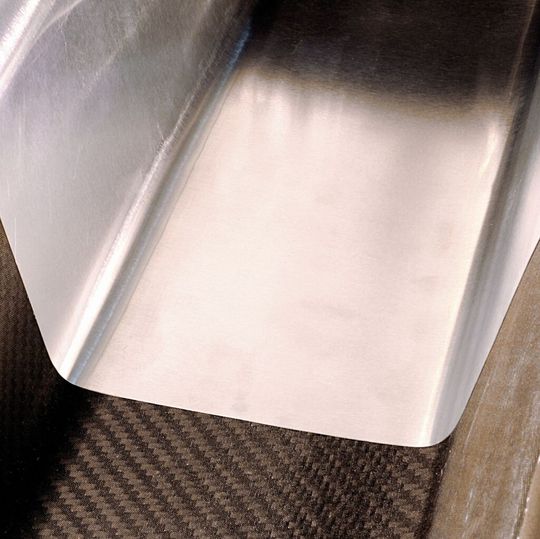 Mit CFK-Prepreg als Kern und Stahl als Deck- und Grundblech entsteht ein Profil, das ohne mechanischen Eigenschaftsverlust das Profilgewicht reduziert. Das ist auch dann der Fall, wenn beim Deckblech Stahl durch Aluminium ersetzt wird. Mit CFK-Prepreg als Kern und Stahl als Deck- und Grundblech entsteht ein Profil, das ohne mechanischen Eigenschaftsverlust das Profilgewicht reduziert. Das ist auch dann der Fall, wenn beim Deckblech Stahl durch Aluminium ersetzt wird.