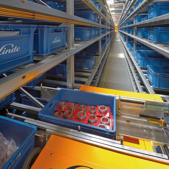 Im Weltersatzteillager von Linde-MH sorgen 45 Shuttles in drei Gassen auf 15 Ebenen dafür, dass die Teile parallel und unabhängig voneinander ein- und ausgelagert werden. Im Weltersatzteillager von Linde-MH sorgen 45 Shuttles in drei Gassen auf 15 Ebenen dafür, dass die Teile parallel und unabhängig voneinander ein- und ausgelagert werden.