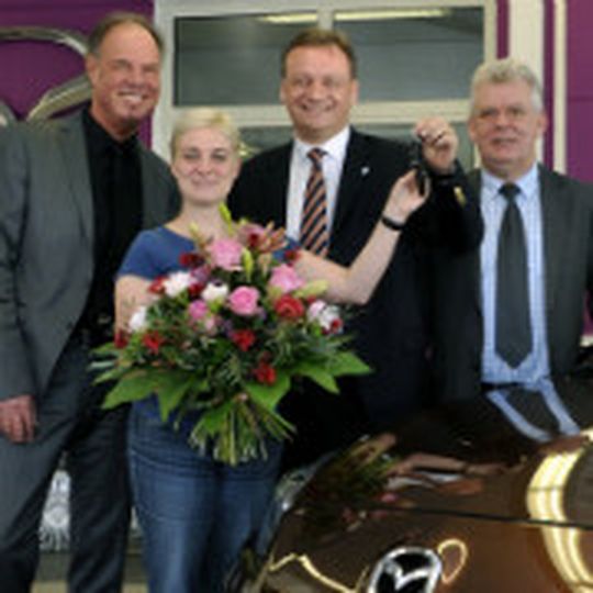 Lichttest-Gewinnspiel (v.li.): Lutz Meissner, Geschäftsführer Autohaus Pohl, Gewinnerin Ilka Niemüller, Andreas Schmidt, Direktor Kundenservice Mazda, und Uwe Rütz, Präsident und Landesinnungsmeister LV Hamburg.