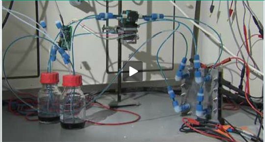 "Man braucht nur eine Autobatterie ... ", heißt es unter anderem in einem Video über das Elektrolyt-Verfahren vom Fraunhofer-Institut für Chemische Technologie. (Link am Ende des Artikels)