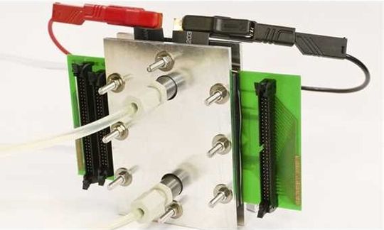 Die "gläserne Batterie": Im Herbst des vergangenen Jahres stellte das Deutsche Zentrum für Luft- und Raumfahrt (DLR) gemeinsam mit dem Fraunhofer-Institut für Chemische Technologie (ICT) ein Verfahren vor, mit dem sich die Vorgänge in einer Redox-Flow-Batterie sichtbar machen lassen.